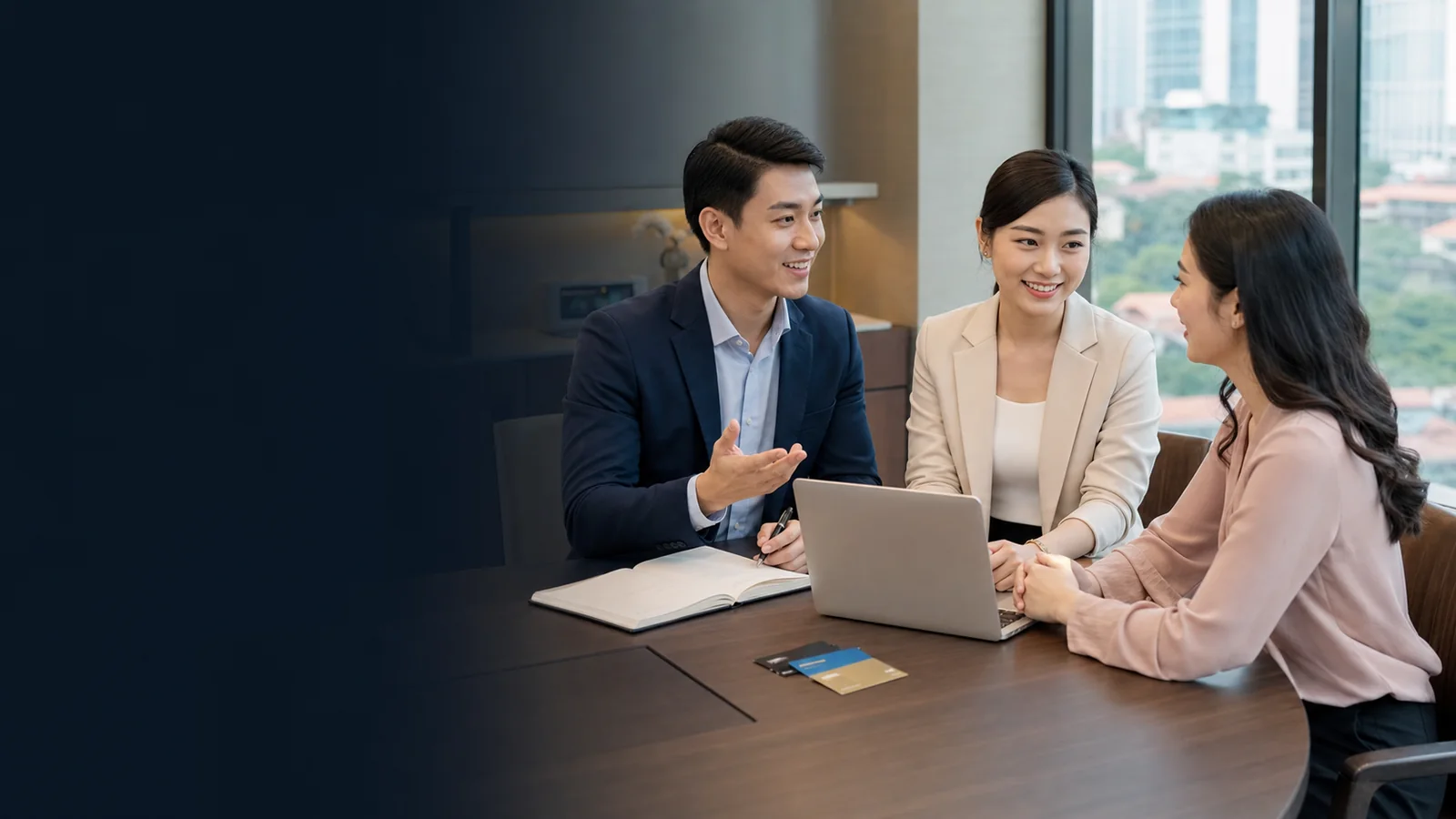 Nhóm chuyên viên Việt Nam trao đổi tư vấn tài chính trong văn phòng